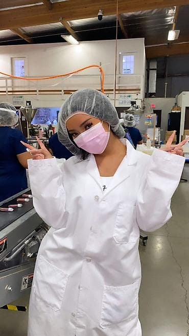 семейная пара: Требуются женщины от 40 до 55лет!На постоянную — 2