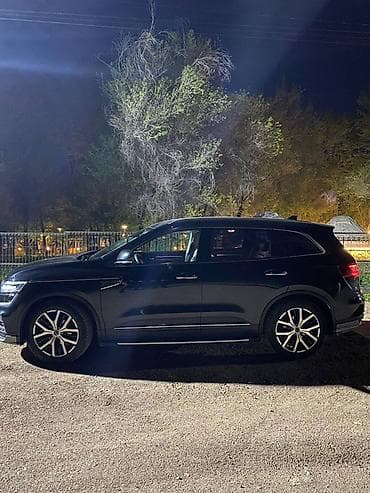 Кроссовер SUV, черный цвет, 5 дверей. Современный дизайн с LED-оптикой