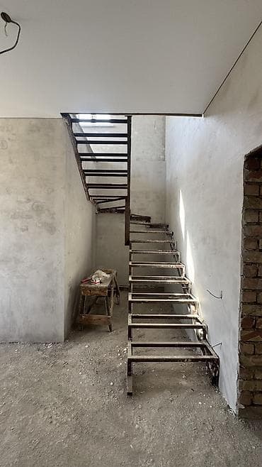 с хранения: Продаю двухэтажный кирпичный дом на участке 4 сотки (20×20) с прочным — 10