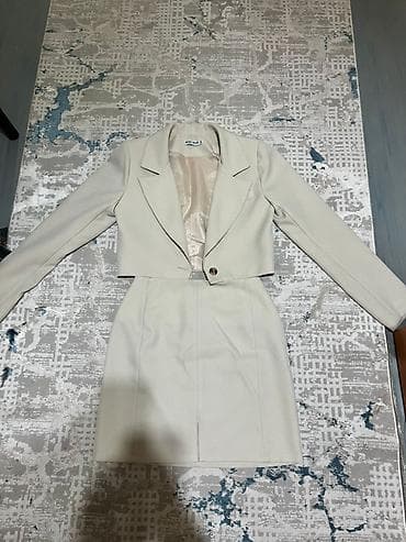 Костюм женский из двух предметов: укороченный жакет и прямая