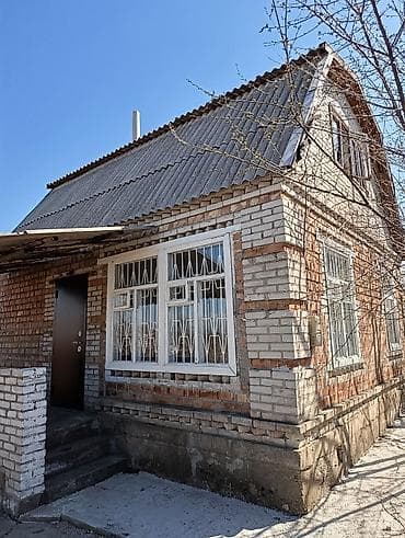 Дача с садом и кирпичным домом - Кирпичный дом с мансардным этажом и