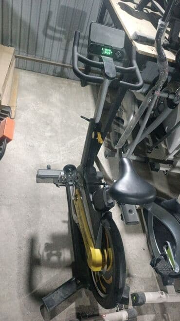 домашний велосипед тренажер: Велотренажер с прочной черной рамой и яркими желтыми акцентами — 1