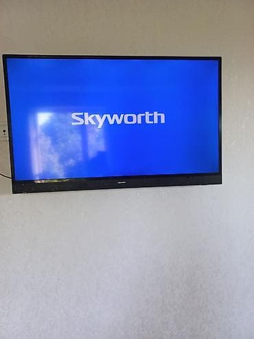 Телевизор Skyworth, диагональ экрана примерно 40–43". Плоская панель