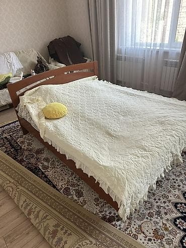 Дом и сад: Двуспальная кровать из массива дерева с простым и надежным каркасом — 1