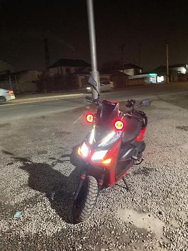 скутер квадроцикл: Скутер/мопед спортивного стиля, красно‑чёрная окраска с графикой — 3