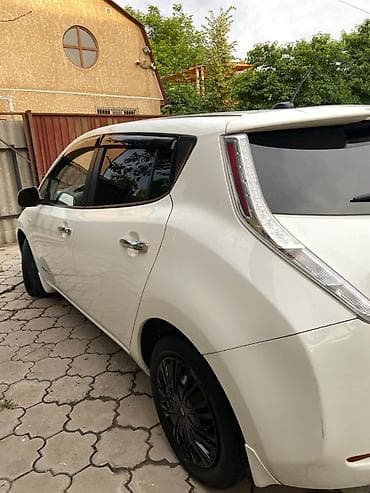 Nissan Leaf: 2015 г., 0.1 - engine capacity л, Автомат, Электромобиль, Хетчбек — 6