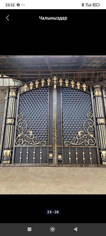 Кованые двустворчатые ворота с декоративными элементами. -