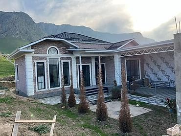 план дом: Просторный одноэтажный дом с современной архитектурой и большим — 1