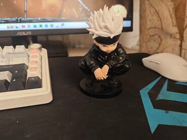 Фигурка персонажа аниме в стиле чиби на подставке. отлично лежит на