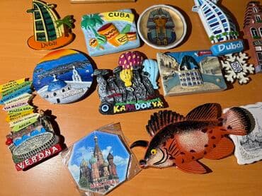 мировой карта: Набор разнообразных сувенирных магнитов, каждый из которых — 1