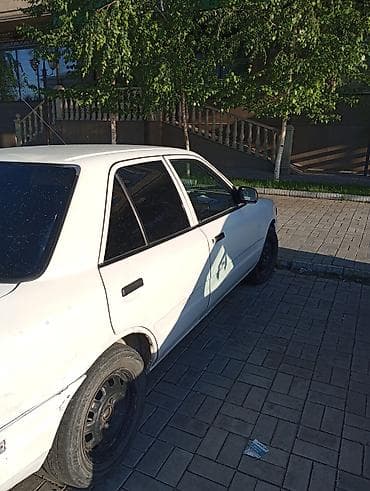 малибо: Mazda 323: 1997 г., Механика, Седан — 5