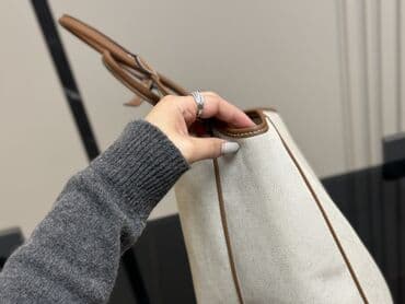 Другие комплектующие: Новая Сумка-тоут люксового качества Miu Miu из плотного бежевого — 6