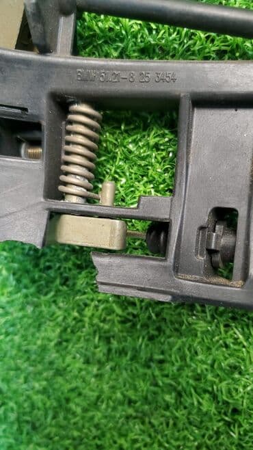 e46: Кронштейн ручки правой двери Оригинальный номер запчасти: M54B30 231 — 8