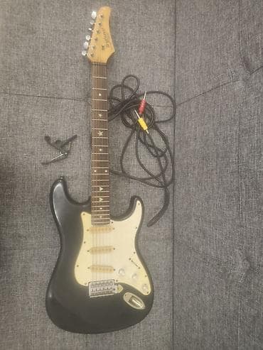 электрогитаа: Электрогитара формата Stratocaster с кабелем - Корпус: форма Strat — 3