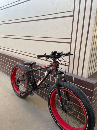 спортивные велики: Велосипед-фэтбайк Masite в черно-красном цвете, оснащенный широкими — 2