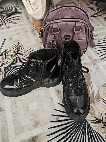 женские джинсы prada: Лакированные женские ботинки на массивной подошве - Ботинки: - Цвет — 1