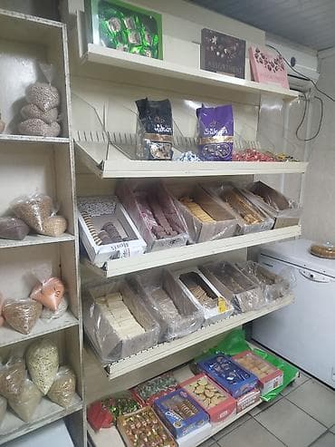 стол с полкой: Полка для магазина, Б/у, Дерево, Самовывоз — 1