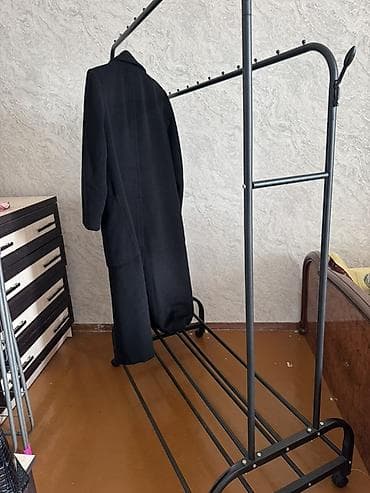 Металлическая напольная вешалка-стойка для одежды с полками и