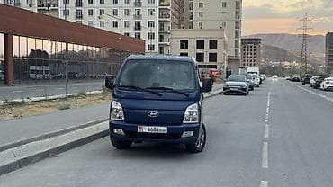 Hyundai Porter II, компактный бортовой грузовик в синем цвете