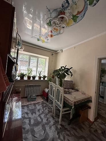 Продаю дом 
Район баят 
Участок 3,5 соток 
На территории 2 дома — 9