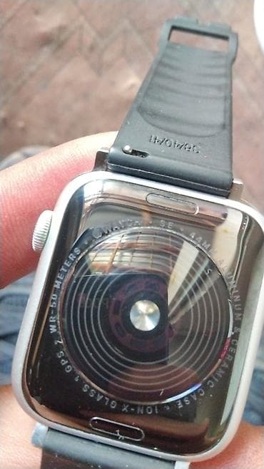Apple Watch: Apple Watch SE, 44 мм Характеристики: - Алюминиевый корпус, задняя — 1