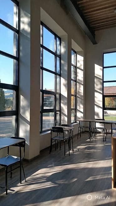 рамка для окон: Многосекционное окно с рамами из темного материала, вероятно, алюминия — 4