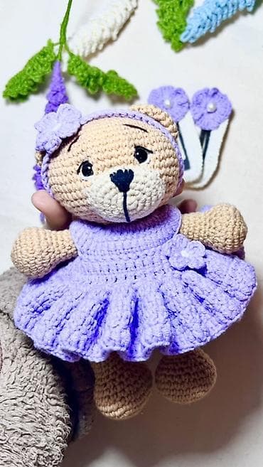 Светодиодные гирлянды: Очаровательная вязаная мишка с аксессуарами! 🌸 Идеальный подарок для — 2