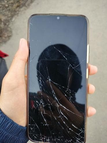 earpods 3: Смартфон с защитным стеклом, покрывающим дисплей; на стекле видны — 1