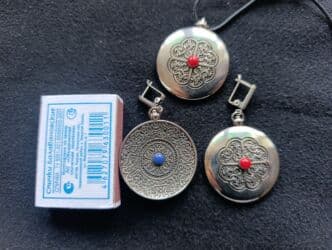 КОМПЛЕКТ - НАЦИОНАЛЬНЫЙ С КРАСНЫМ КАМНЕМ. С ЗАДИ СИНИЙ КАМЕНЬ