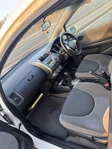 хетчбек: Honda Fit: 2005 г., 1.3 л, Вариатор, Бензин, Хэтчбэк — 6