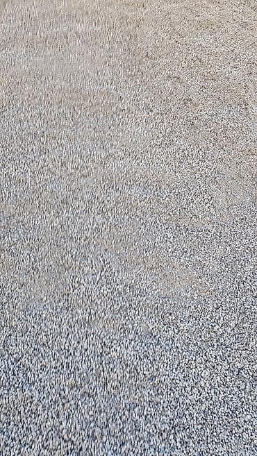 Щебень фракции мелкой (примерно 5–10 мм), серого цвета, гранитного — 1