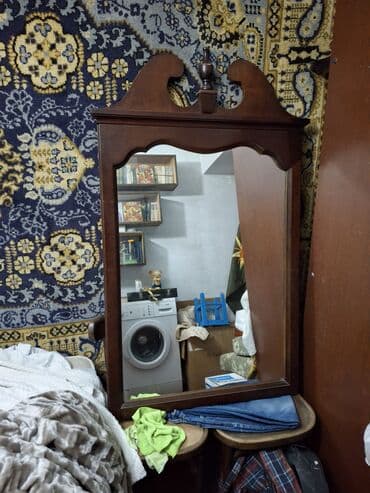 старинное зеркало: Настенное зеркало с резным деревянным обрамлением пр-во USA - — 1