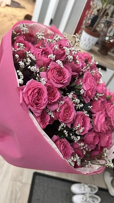 букет роз: Букет из розовых кустовых роз с добавлением белого статица. - Пышная — 1