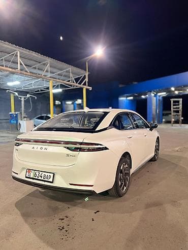 GAC: Электромобиль GAC Aion S Plus (белый седан) GOD — 6