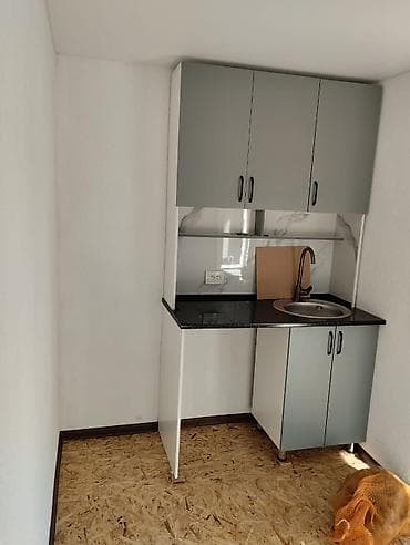 кел кел: Студия, Жарым -жартылай эмереги бар — 1