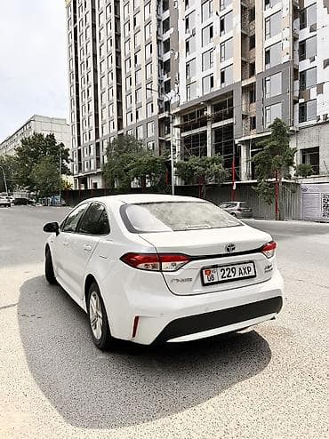 Транспорт: Toyota Corolla: 2020 г., 1.8 л, Гибрид, Седан — 3