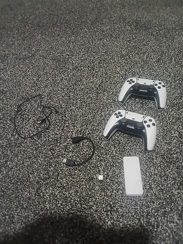 приставка 4: Два беспроводных геймпада в стиле DualSense (бело‑чёрные) с комплектом — 1