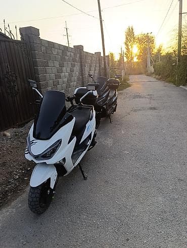 скутер н макси: Максискутер белого цвета с агрессивным дизайном Основные особенности — 2