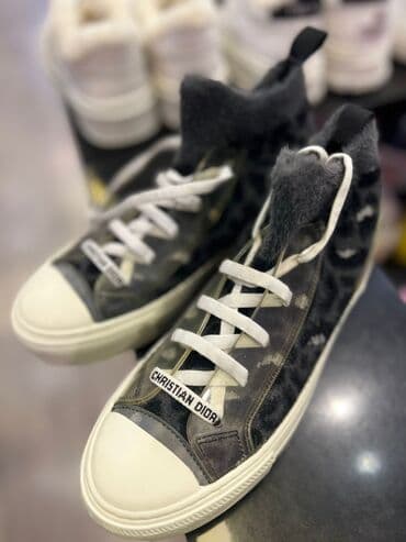 Dior люкс
38 р заказала за 10000с
б/у at lalafo.kg Dior люкс
38 р заказала за 10000с
б/у