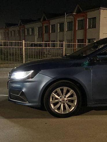 roewe ei5 2021: Roewe Ei6: 2018 г., 0.9 л, Вариатор, Гибрид, Седан — 3
