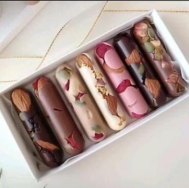 Наборы авторских шоколадных конфет в подарочных коробках. нежный