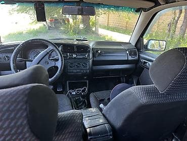 авто для такси: Volkswagen Vento: 1993 г., Седан — 7