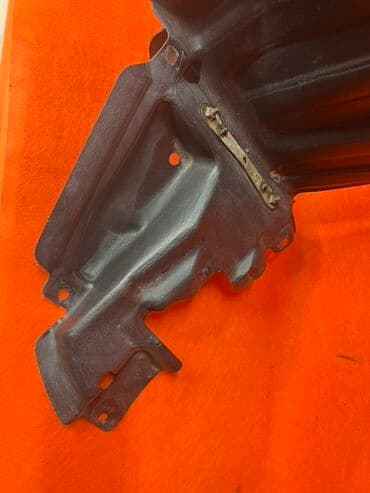 гофрированная бумага купить: Черный пластиковый подкрылок для автомобиля. Имеет изогнутую форму — 2