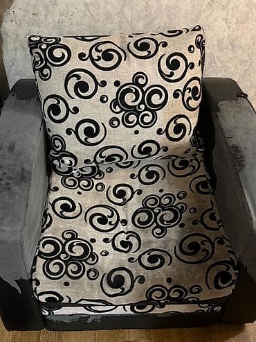 Б/у кресло с мягкой подушкой спинки и сиденьем. - Отдам бесплатно