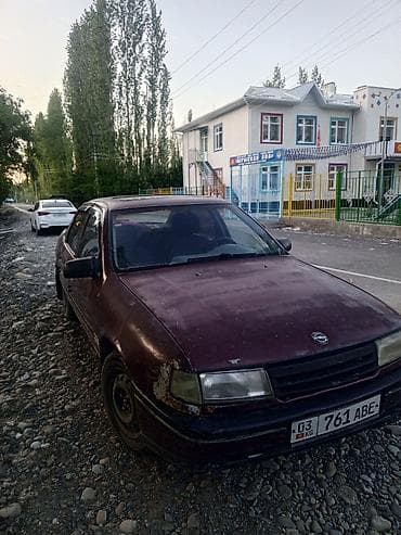 subaru 2002: Opel Vectra: 1989 г., Седан — 2