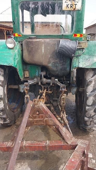 сегментный косилка: Зеленый сельскохозяйственный трактор с кабиной и высоким выхлопным — 4