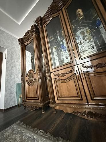Шкафы: Классический набор шкафов-витрин для гостиной. ( новый) - Материал — 1