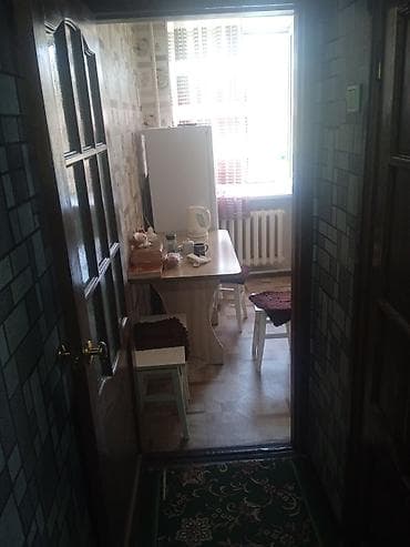 с подселением аламедин 1: Продаю 2комнатную кв - Просторная кухня с комплектом верхних и нижних — 3