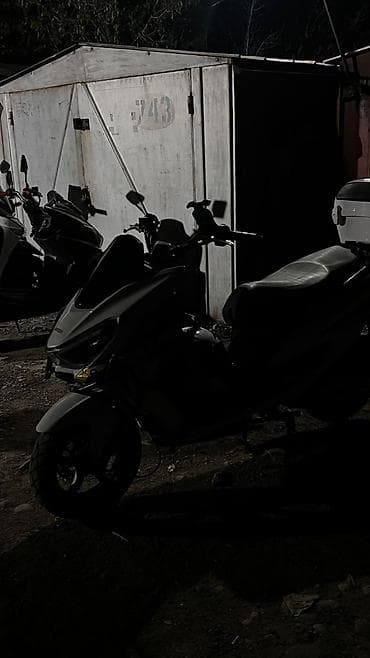 скутерь: Скутер/quadro-скутер (белый), городского класса Ключевые особенности — 6