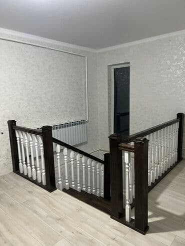 Деревянная лестница с перилами и балясинами. Лестница выполнена в